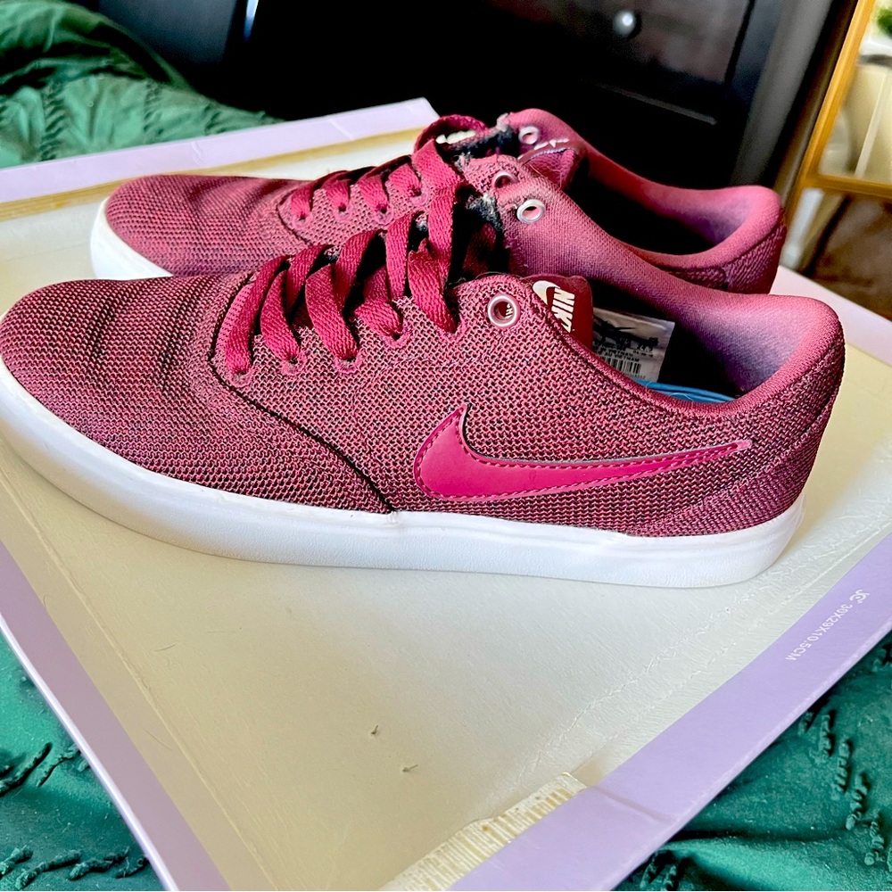 Women’s Nike SB Check Canvas Low Sneaker in Burgundy red